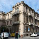 Su via Trevisani ad angolo con via Abate Gimma, l� dove si erge silenzioso l�antico ex istituto nautico Caracciolo, abbandonato da quasi vent�anni a se stesso